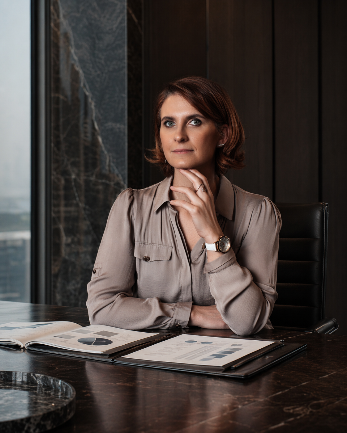 Emilie Bardettis devant des dossiers et graphiques lors d'une analyse d'entreprise